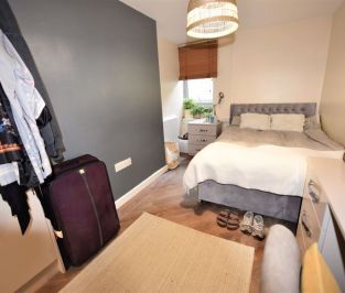 3 bedroom Flat in Flat 6, Leeds - Photo 2