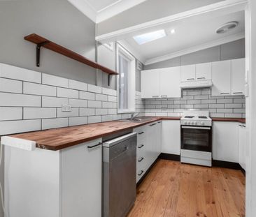 MODERN THREE BEDROOM HOME - CONVENIENT LOCATION - Photo 4