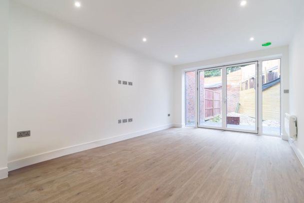 4 bedroom terraced house to rent - Photo 1