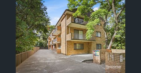 Top floor unit close to hospital and transport, new flooring and freshly painted! - Photo 4
