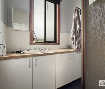 Charming 3-Bedroom Californian Bungalow – Close to All Amenities - Photo 4