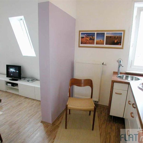 FLATmix.de / Modernes, möbliertes DG-Apartment in Bi-Mitte - Photo 1