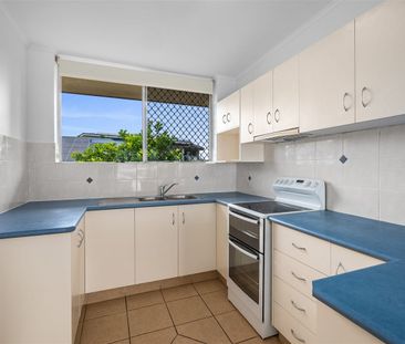 Stylish Updated 2-Bedroom Apartment in the Heart of Coorparoo! - Photo 6