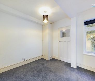 **6 Month Tenancy With Sales Viewings To Be Conducted At Agreed Times** Two bedroom apartment, with small courtyard area, close to Brighton station and shops, pubs and food eateries on London Road. Offered to let un-furnished. Available now! - Photo 4