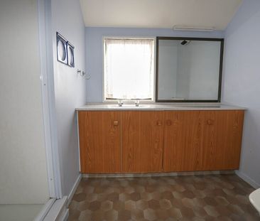 3 BEDROOM, 2 BATHROOM TOWNHOUSE - Photo 2