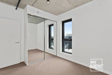 “Modern 2-Bedroom Apartment with Stunning Views in Vibrant Footscray” - Photo 2