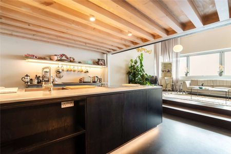 A spectacular 926sq ft one bedroom apartment in this exclusive converted commercial premises. - Photo 2