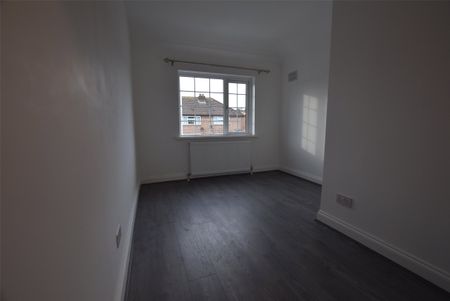 Waverley Crescent, Romford, RM3 - Photo 2