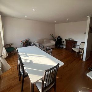 1 400 $ Libre 1er déc. 2025 - Grand 5 ½ (haut 2plex) Inclus : Parking sous Tempo + WiFi ! 438-978-8021 - Photo 2