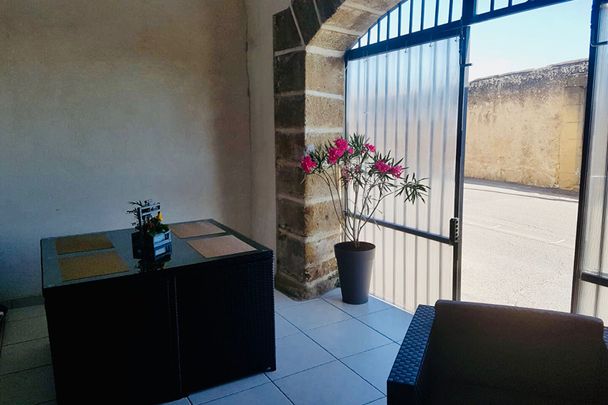 APPARTEMENT T3 EN DUPLEX AVEC COUR ET STATIONNEMENT - Photo 1