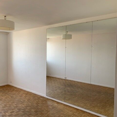 Appartement 3 pièces 63m2 MARSEILLE 7EME 1 098 euros - Photo 1