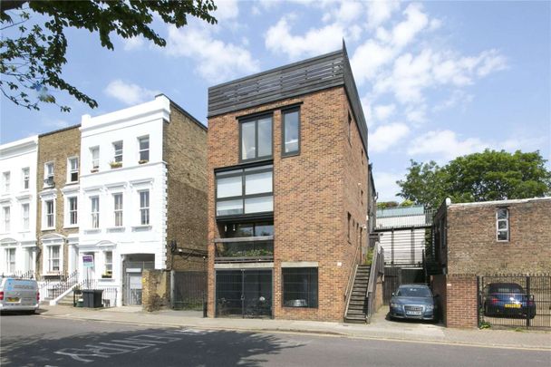 A two double bedroom modern house set within a private gated mews development just moments from Newington Green. - Photo 1