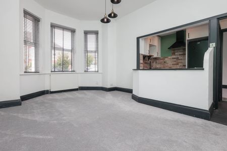 2 bed flat to rent in Charmouth Grove, Poole, BH14 - Photo 2