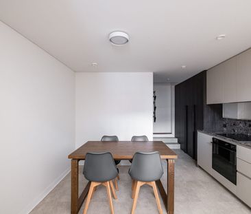 Semi furnished vibrant city living in luxurious warehouse conversion - Photo 4