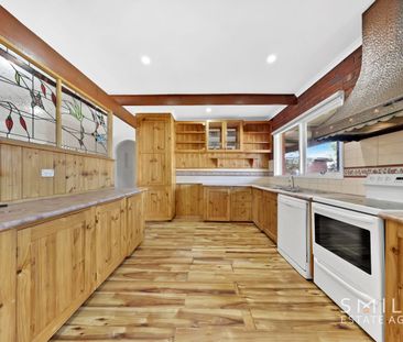 Family Living in a Prime Rockbank Location - Photo 3