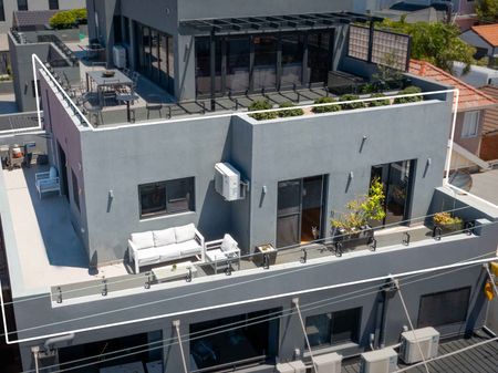 Radiant 3-Bed Sanctuary With Expansive Sun-Terrace And Parking In Prime Locale - Photo 2