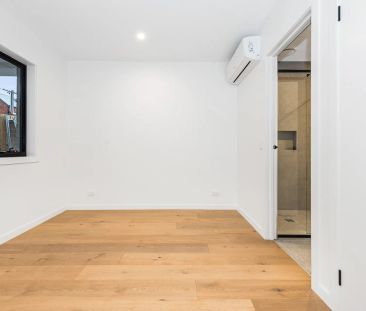 Ultra-modern home close to everything! - Photo 4