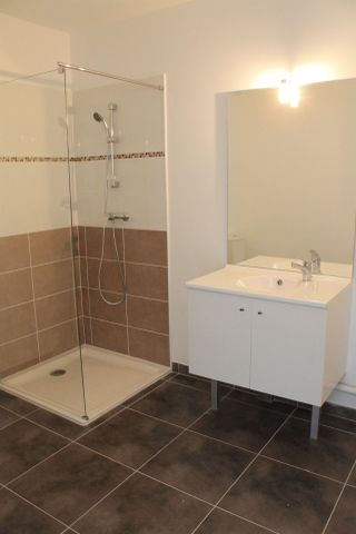 Location Appartement 2 pièces 40m² LA SEYNE SUR MER 83500 - Photo 4