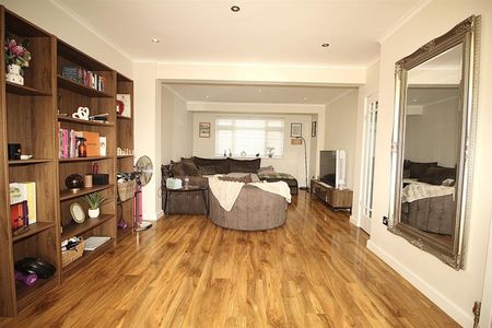 3 Bedroom House - Mid Terrace To Let - Photo 2