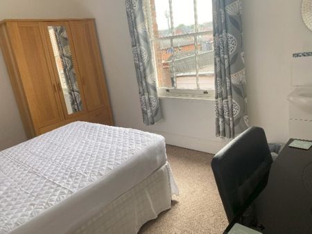 6 Bed Student Accommodation - Photo 2