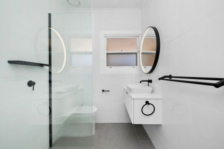 Modern, Fully Renovated Unit in a Convenient Location - Photo 4