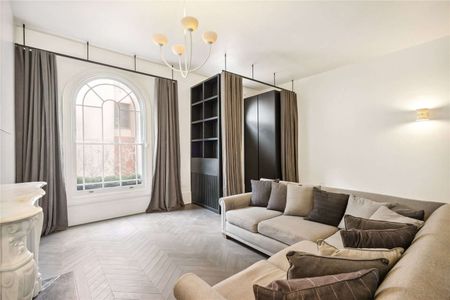 PET FRIENDLY. Nestled on a serene, cobblestone mews, this beautifully refurbished three-bedroom house has been meticulously updated to the highest standards throughout. - Photo 3