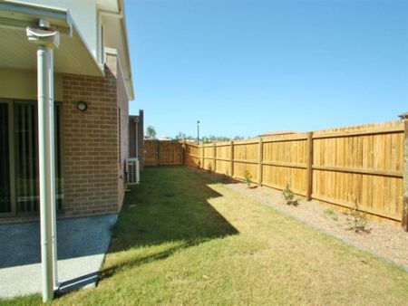 Spacious Townhome + Air Con + Ensuite + Yard!!! - Photo 5