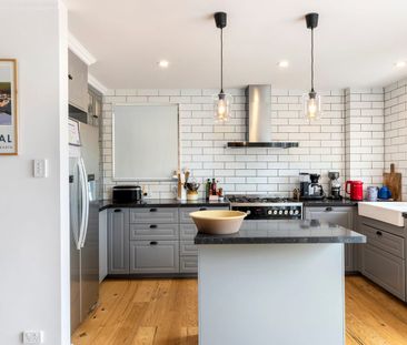 Spacious, Renovated & Rare – 2 Bathrooms in Prime Elwood - Photo 1