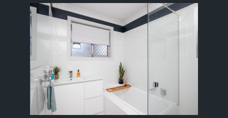 Flexible Family 3 bedroom home with huge entertaining area located close to schools, shopping centres and parks. - Photo 5