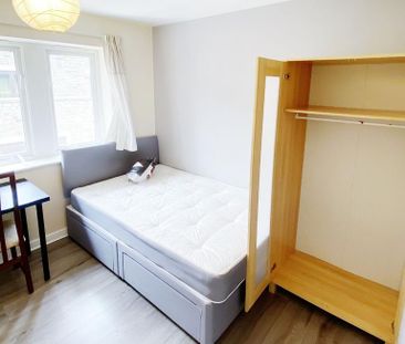 4 bedroom flat to rent - Photo 2