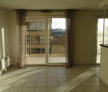 Location Appartement 2 pièces 41m² ST LAURENT DU VAR 06700 - Photo 2