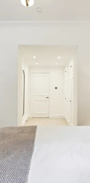 2 bedroom flat in London - Photo 1