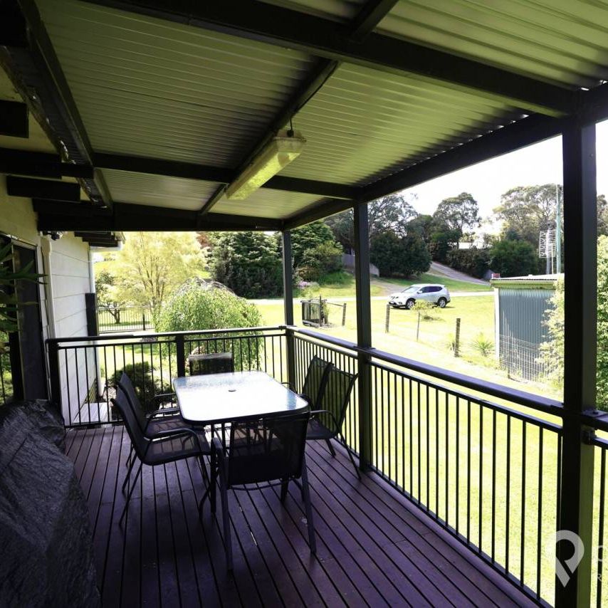FULLY FURNISHED 3 BED RENTAL - Photo 1