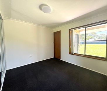 Location to Beach - 3 Good Size Bedrooms - Ensuite to Master - Air Con - Photo 1