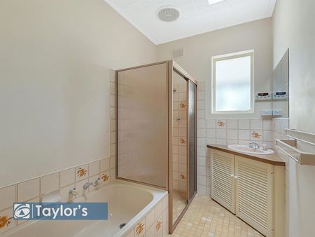 CONVENIENTLY LOCATED UPDATED FAMILY HOME - Photo 5