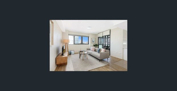 Spacious and convenient apartment with floorboards throughout on level 12 - Photo 1