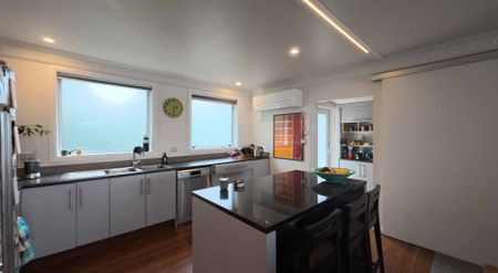 Very Large Modern Pet Friendly Home - Genuine Long Term - Photo 3