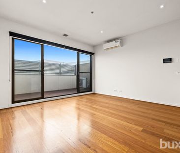 Modern apartment with an abundance of natural night - Photo 6