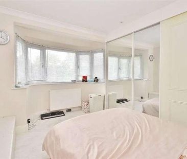 Elm Close, Woking, Surrey, GU21 - Photo 3