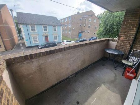 Large Bed Flat With Balcony In Windsor Court, Luton, LU1 - Photo 2