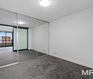 Riverside living meets city convenience - Photo 3