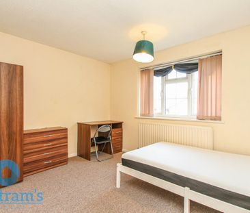 References Pending - 4 bed Mid Terraced House - Photo 6