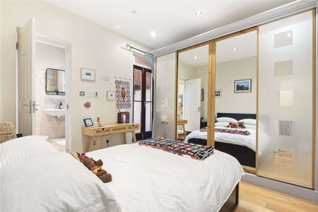 A wonderful two bedroom ground floor flat, featuring private garden and additional patio. - Photo 4