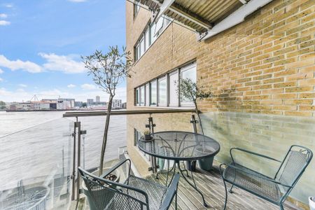 Beautiful one bedroom apartment available to rent on the river in Wapping. - Photo 5