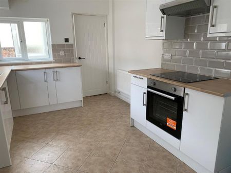 2 bedroom semi-detached house to rent - Photo 5