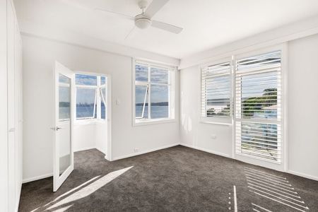 Absolute Waterfront Executive Residence – Renovated 3 Bedroom Apartment - Photo 2
