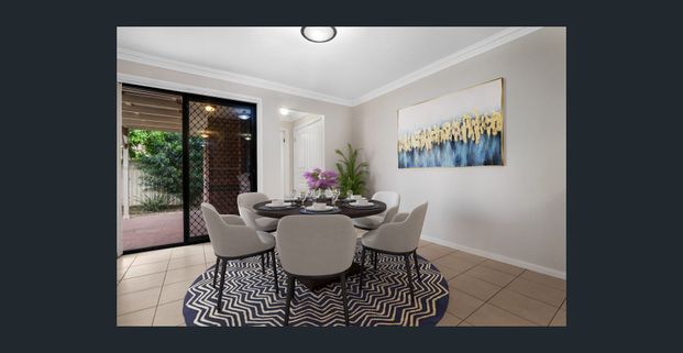 NEAT DUPLEX CLOSE TO M7 ACCESS - Photo 1