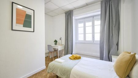 Room in a shared 7-bedroom apartment for rent in Lisbon, all bills included. - Photo 3