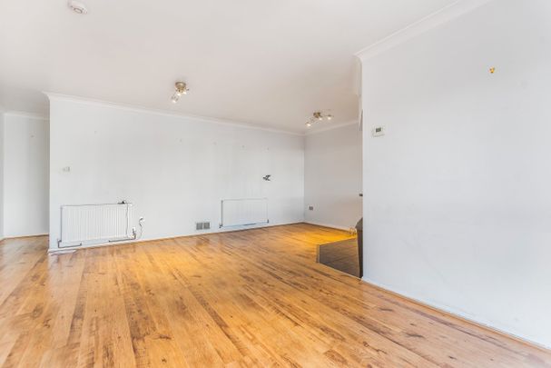 Flat to rent - Greenwich High Road, West Greenwich, SE10 - Photo 1