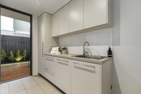 CONTEMPORARY LIFESTYLE ON THE BEACH EDGE! - Photo 2